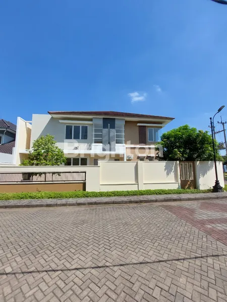 image RUMAH 2 LANTAI SIAP HUNI IDEAL DAN STRATEGIS DIAN ISTANA, SURABAYA BARAT. (2)