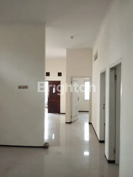 image RUMAH SIAP HUNI TENGAH KOTA DEKAT PUSAT PEMBELANJAAN (7)