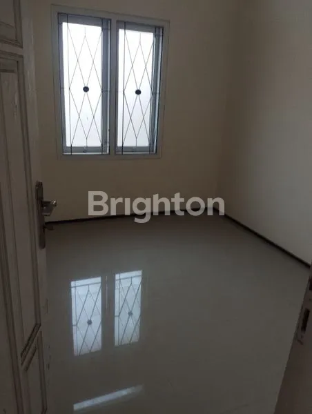 image RUMAH SIAP HUNI TENGAH KOTA DEKAT PUSAT PEMBELANJAAN (8)