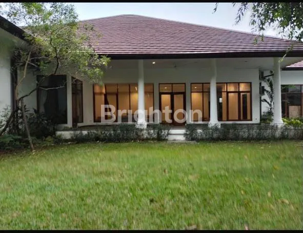 image DISEWAKAN / RENT RUMAH DI KEMANG DENGAN SWIMMING POOL & LARGE GARDEN (2)