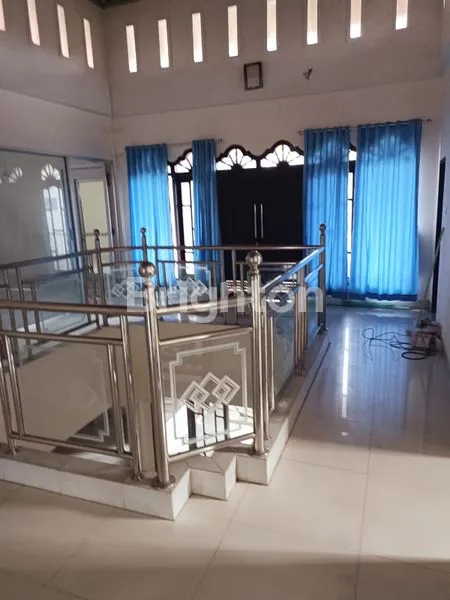 image RUMAH 2 LANTAI DI JALAN UTAMA DENPASAR BARAT (3)