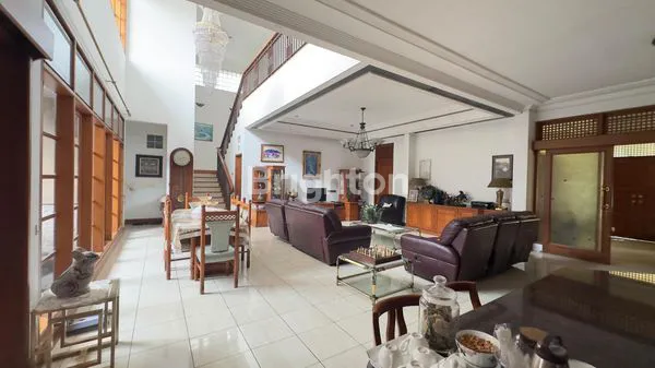 image RUMAH MEWAH 2 LANTAI DI SUKALUYU, DEKAT GEDUNG SATE (4)