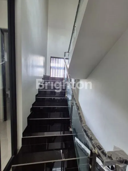 image DI JUAL RUMAH BARU MINIMALIS MODERN 3 LANTAI DI QUEENSTOWN CITRVALAND UTAMA (5)