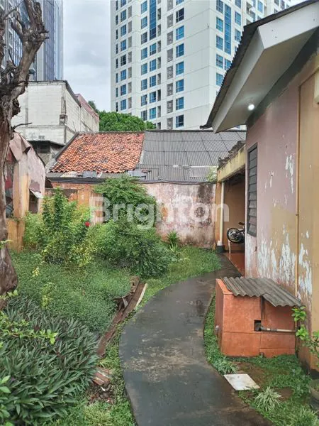 DIJUAL RUMAH DIAPIT APARTMENT DAN CASABLANCA MALL,, LOKASI MENTENG, TEBET, JAKARTA SELATAN