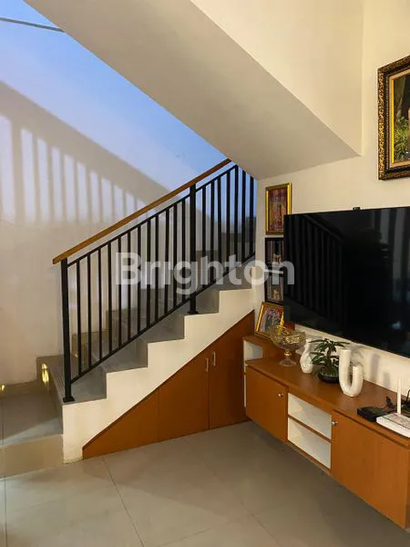 image RUMAH CANTIK 2 LANTAI HOOK LOKASI STRATEGIS DEKAT TOL BSD CIPUTAT TANGERANG SELATAN (8)