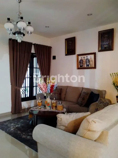 image RUMAH CANTIK 2 LANTAI HOOK LOKASI STRATEGIS DEKAT TOL BSD CIPUTAT TANGERANG SELATAN (2)