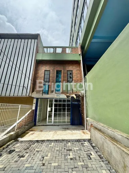 image RUKO 3 LANTAI SEMI FURNISHED LOKASI STRATEGIS DILALUI TRANSJAKARTA DI PINGGIR JALAN PANJANG RAYA JAKARTA BARAT (1)