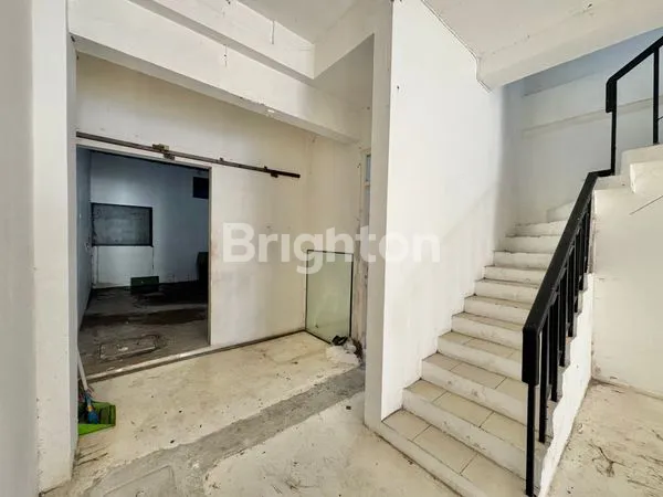 image RUKO 3 LANTAI SEMI FURNISHED LOKASI STRATEGIS DILALUI TRANSJAKARTA DI PINGGIR JALAN PANJANG RAYA JAKARTA BARAT (3)