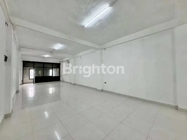 image RUKO 3 LANTAI SEMI FURNISHED LOKASI STRATEGIS DILALUI TRANSJAKARTA DI PINGGIR JALAN PANJANG RAYA JAKARTA BARAT (4)