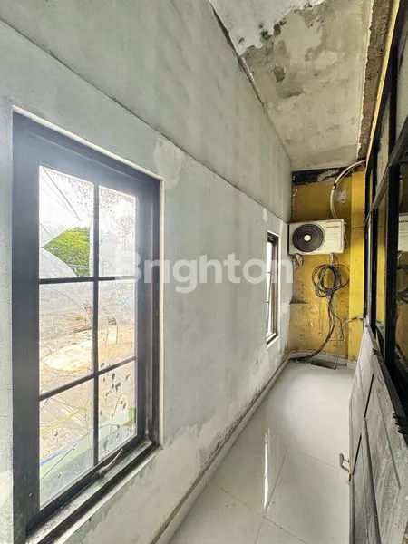 image RUKO 3 LANTAI SEMI FURNISHED LOKASI STRATEGIS DILALUI TRANSJAKARTA DI PINGGIR JALAN PANJANG RAYA JAKARTA BARAT (5)