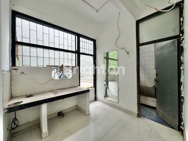 image RUKO 3 LANTAI SEMI FURNISHED LOKASI STRATEGIS DILALUI TRANSJAKARTA DI PINGGIR JALAN PANJANG RAYA JAKARTA BARAT (6)