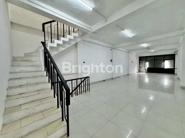 image RUKO 3 LANTAI SEMI FURNISHED LOKASI STRATEGIS DILALUI TRANSJAKARTA DI PINGGIR JALAN PANJANG RAYA JAKARTA BARAT (2)