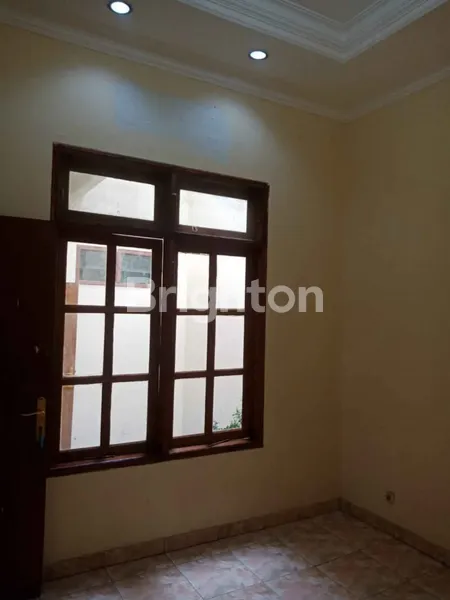 image RUMAH SIAP HUNI BISA DIGUNAKAN KANTOR MAUPUN TEMPAT TINGGAL SUASANA NYAMAN, ASRI DI GAYUNG KEBONSARI (4)