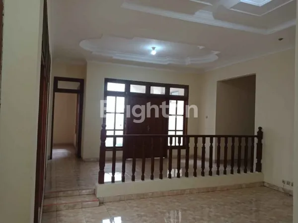 image RUMAH SIAP HUNI BISA DIGUNAKAN KANTOR MAUPUN TEMPAT TINGGAL SUASANA NYAMAN, ASRI DI GAYUNG KEBONSARI (6)