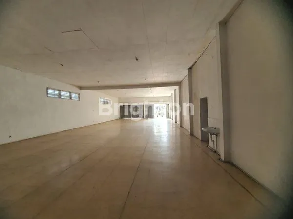 image PINGGIR JALAN RAYA BANGUNAN SHOWROOM HITUNG TANAH (3)