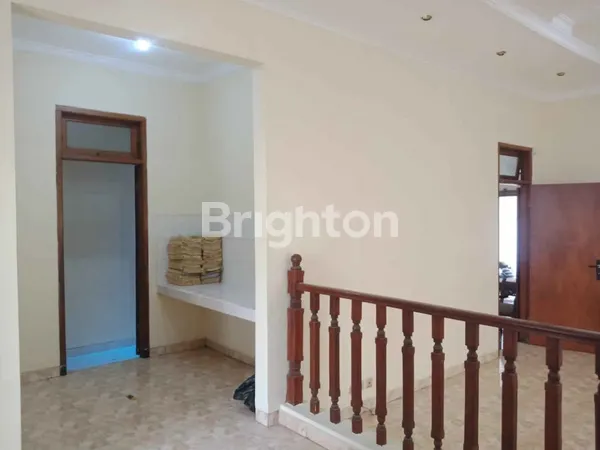image RUMAH SIAP HUNI BISA DIGUNAKAN KANTOR MAUPUN TEMPAT TINGGAL SUASANA NYAMAN, ASRI DI GAYUNG KEBONSARI (3)