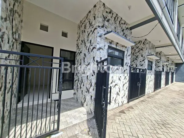 image 5 RUMAH BARU 2 LANTAI, 3 KAMAR TIDUR MURAH NEGO DI SURABAYA TIMUR (2)