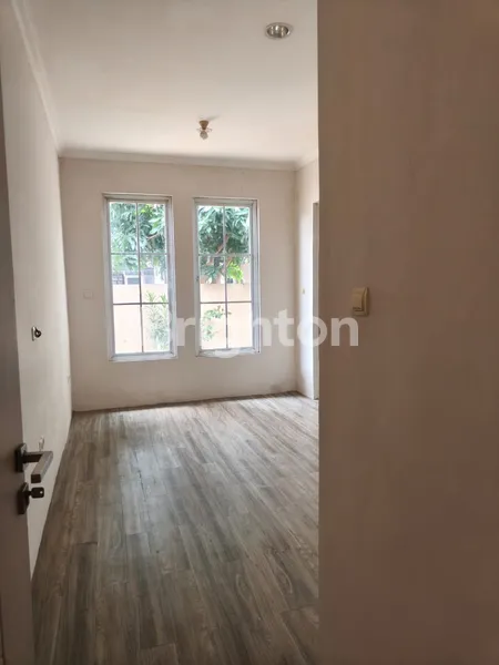 image RUMAH SEKTOR 7, GADING SERPONG, SANGAT STRATEGIS, 1 1/2 LANTAI, BERADA DI PUSAT KOTA GADING SERPONG (8)