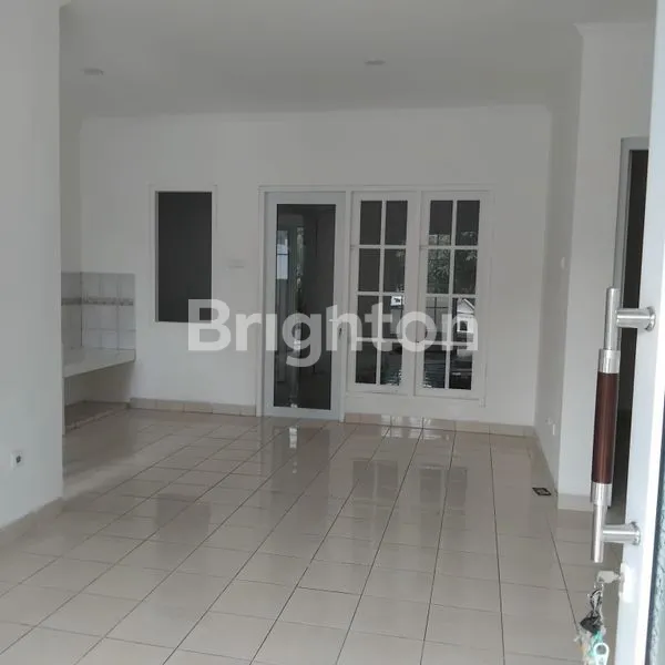 image RUMAH 2 LANTAI SIAP HUNI DI DALAM CLUSTER KOTA WISATA (4)