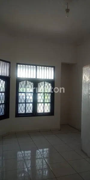 image RUMAH 1 1/4 LANTAI NYAMAN DAN LUAS DI MOJOSONGO (6)