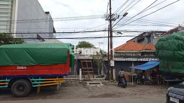 image DIJUAL RUMAH LAPANG SIAP RENO DAN BISA UNTUK USAHA DI SURABAYA (1)