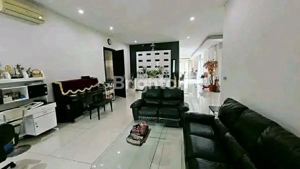 image RUMAH MEWAH DI GRAHA FAMILY SURABAYA BARAT (2)