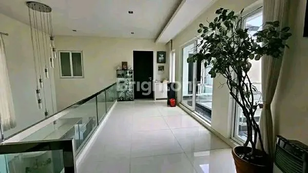 image RUMAH MEWAH DI GRAHA FAMILY SURABAYA BARAT (6)