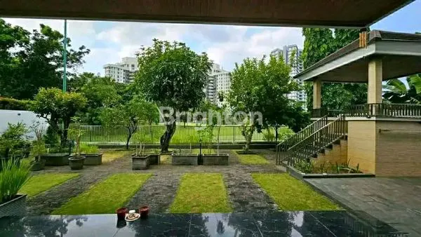 image RUMAH MEWAH DI GRAHA FAMILY SURABAYA BARAT (7)