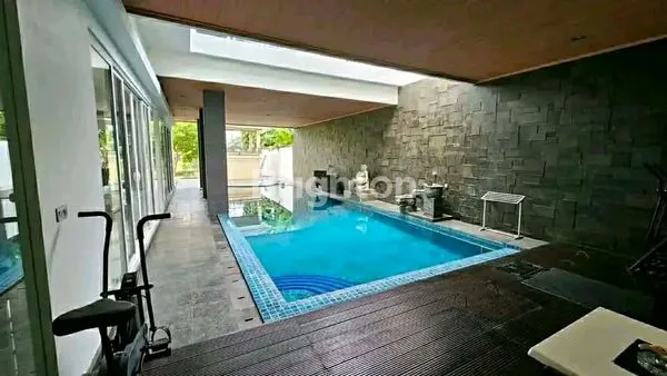 image RUMAH MEWAH DI GRAHA FAMILY SURABAYA BARAT (8)