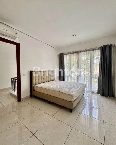 image HARGA MIRING !!! JARANG ADA RUMAH 2 LANTAI SUDAH DI RENOVASI DI CLUSTER DE CAJUPUTI LEBAR 15 DI JALAN BOULEVARD, DE PARK BSD (7)