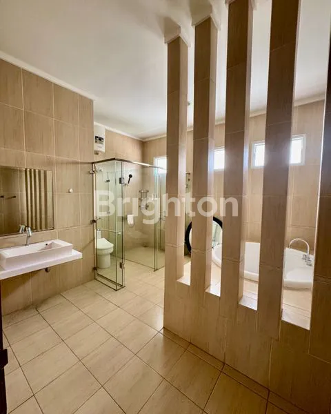 image HARGA MIRING !!! JARANG ADA RUMAH 2 LANTAI SUDAH DI RENOVASI DI CLUSTER DE CAJUPUTI LEBAR 15 DI JALAN BOULEVARD, DE PARK BSD (6)