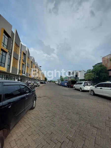 image DISEWAKAN MURAH RUKO BARU 3 LANTAI DI EASTERN PARK, SUKOLILO – POSISI DEPAN, AKSES TIAP LANTAI TERPISAH (2)