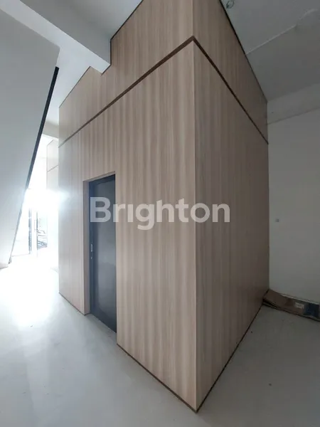 image DISEWAKAN MURAH RUKO BARU 3 LANTAI DI EASTERN PARK, SUKOLILO – POSISI DEPAN, AKSES TIAP LANTAI TERPISAH (4)