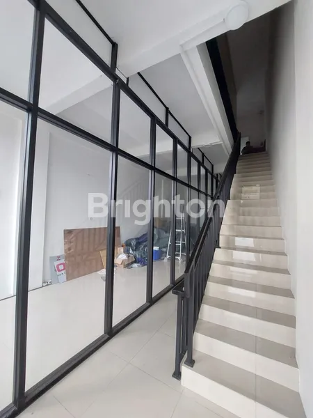 image DISEWAKAN MURAH RUKO BARU 3 LANTAI DI EASTERN PARK, SUKOLILO – POSISI DEPAN, AKSES TIAP LANTAI TERPISAH (5)