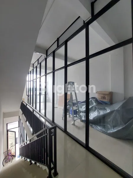 image DISEWAKAN MURAH RUKO BARU 3 LANTAI DI EASTERN PARK, SUKOLILO – POSISI DEPAN, AKSES TIAP LANTAI TERPISAH (6)