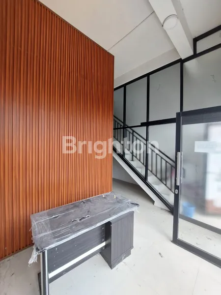 image DISEWAKAN RUKO BARU 3 LANTAI DI EASTERN PARK SUKOLILO DAERAH RAMAI – POSISI RUKO TERDEPAN, AKSES TIAP LANTAI TERPISAH (2)