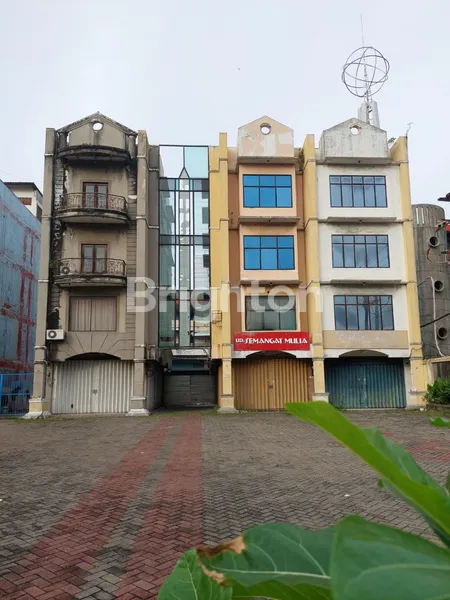 image PELUANG USAHA DI LOKASI STRATEGIS SURABAYA RUKO 4 LANTAI DEKAT PASAR ATOM – PARKIRAN LUAS (1)