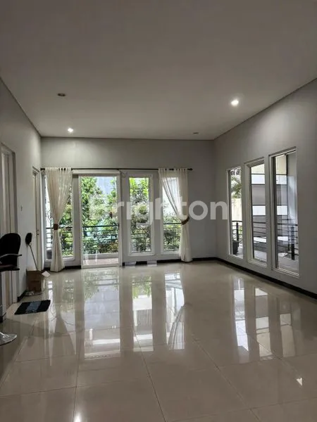 image RUMAH BAGUS 2 LANTAI SIAP HUNI SEMI FURNISHED DI PERUMAHAN BUKIT SARI SEMARANG SELATAN (6)