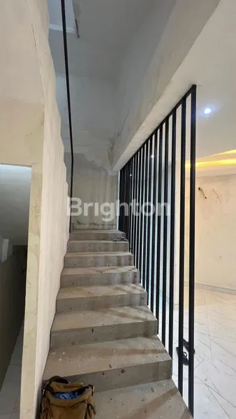 image RUKO HOOK 3 LANTAI AREA PERTOKOAN HIDUP,SANGAT STRATEGIS,BERADA DI TENGAH KOTA MALANG,PARKIRAN LUAS (5)