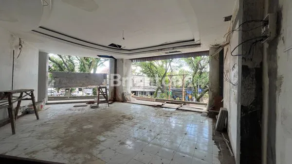 image RUKO HOOK 3 LANTAI AREA PERTOKOAN HIDUP,SANGAT STRATEGIS,BERADA DI TENGAH KOTA MALANG,PARKIRAN LUAS (7)