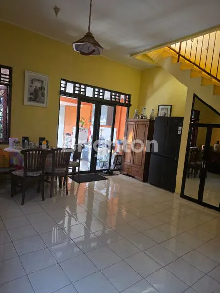 image RUMAH YG LUAS  TERDIRI DARI 2 RUMAH UTAMA DAN 2 PAVILYUN MENYATU DENGAN HALAMAN YG SANGAT LUAS COCOK UNTUK HUNIAN ATW DI BUAT CLUSTER, TOWN HOUSE ATAUPUN KOS KOSAN DI DAERAH BINTARO (8)