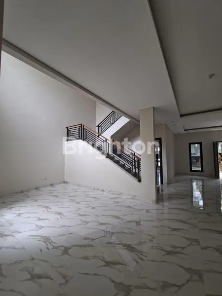 image DIJUAL RUMAH 2 LANTAI, CANTIK, SIAP.HUNI FULL RENOV LANTAI  GRANIT DI CLUSTER KOTA WISATA CIBUBUR. (4)