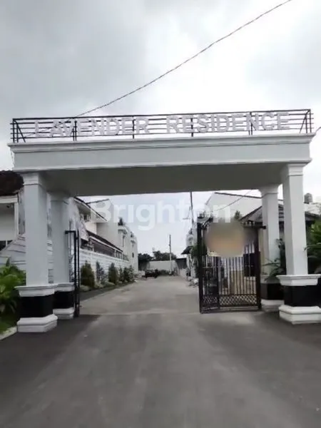 image RUMAH MEWAH BARU DI KOMPLEK LAVENDER JALAN STM MEDAN (8)