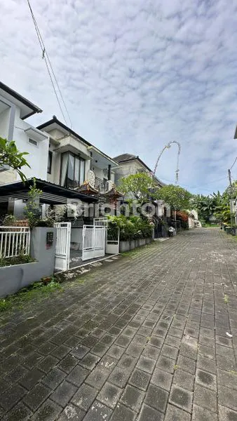 image RUMAH 2 LANTAI FULL FURNISHED 3 KT DI DALUNG – DEKAT CANGGU | LINGKUNGAN TENANG (8)