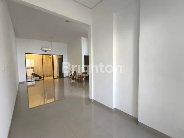 image RUMAH 1,5 LANTAI TERAWAT – GRIYA KEBRAON UTAMA, SURABAYA  (2)