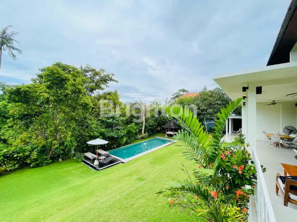 image 5BR FULLY FURNISHED ALL WHITE CLASSIC VILLA WITH LUSH GARDEN AND POOL (1)