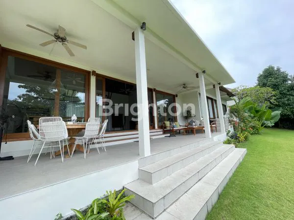 image 5BR FULLY FURNISHED ALL WHITE CLASSIC VILLA WITH LUSH GARDEN AND POOL (2)