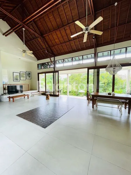 image 5BR FULLY FURNISHED ALL WHITE CLASSIC VILLA WITH LUSH GARDEN AND POOL (3)