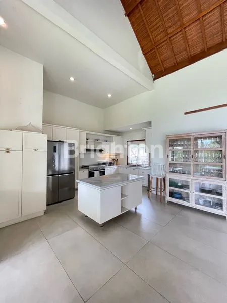 image 5BR FULLY FURNISHED ALL WHITE CLASSIC VILLA WITH LUSH GARDEN AND POOL (4)