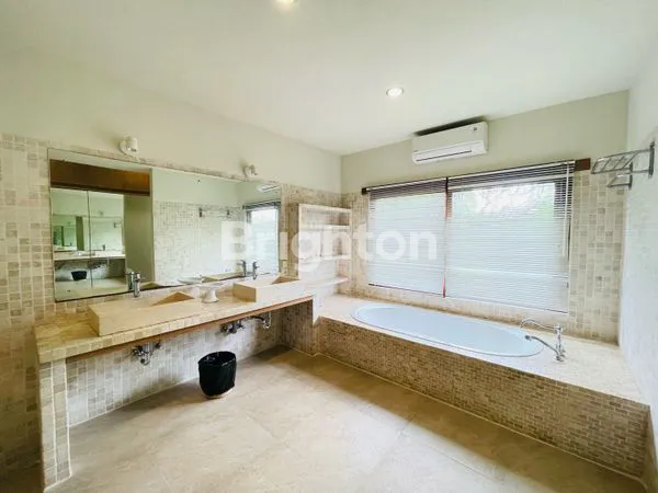 image 5BR FULLY FURNISHED ALL WHITE CLASSIC VILLA WITH LUSH GARDEN AND POOL (6)